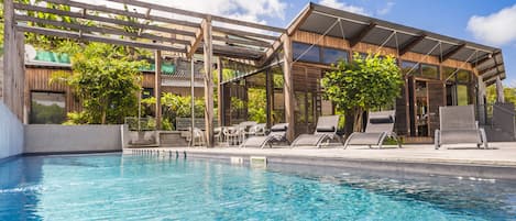 Kolam renang indoor dan kolam renang outdoor