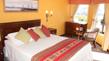 Escritorio, tabla de planchar con plancha, wifi gratis y ropa de cama