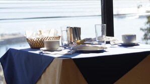 Mesa lista para comer con vista al océano.
