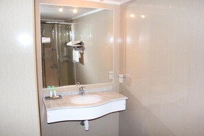 Articles de toilette gratuits, sèche-cheveux, serviettes fournies