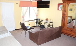 32-inch TV with cable channels - Hotel Puerto Mayor (San Antonio)