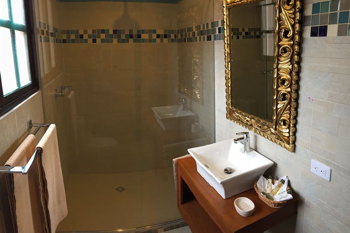 standard double room, 2 single beds | bathroom | free toiletries, towels