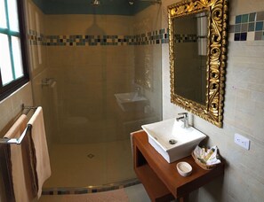 Standard Double Room, 2 Twin Beds | Bathroom | Free toiletries, towels