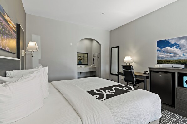 غرفة عادية - سرير ملكي | ملاءات للفراش لا تسبب الحساسية وألحفة محشوة بالريش ومكتب وستائر تعتيم