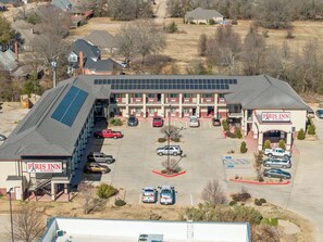 Front of property - Paris Inn & Suites (Paris)