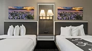 Suite Deluxe, 2 camas Queen size | 2 habitaciones, ropa de cama hipoalergénica, edredón y escritorio