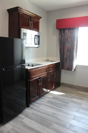 Suite familiar, varias camas, cocina | Cocina privada | Frigorífico pequeño, microondas y cafetera o tetera