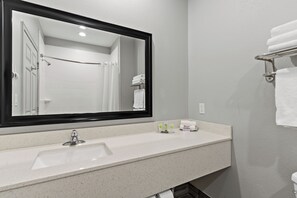 Hypo-allergenic bedding, down duvets, desk, blackout curtains - Paris Inn & Suites (Paris)