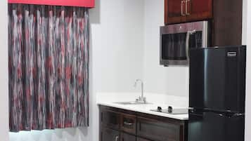 Suite Deluxe, 2 camas de matrimonio, cocina | Cocina privada | Frigorífico pequeño, microondas y cafetera o tetera