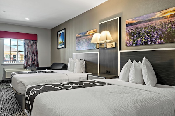 Suite Deluxe, 2 camas Queen size | 2 habitaciones, ropa de cama hipoalergénica, edredón y escritorio