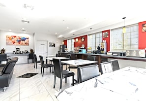 Desayuno autoservicio gratuito y diario