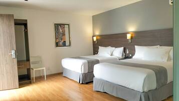 Cubrecamas, decoración personalizada y tabla de planchar con plancha