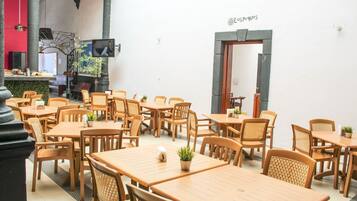 Se sirven desayunos, comidas y cenas