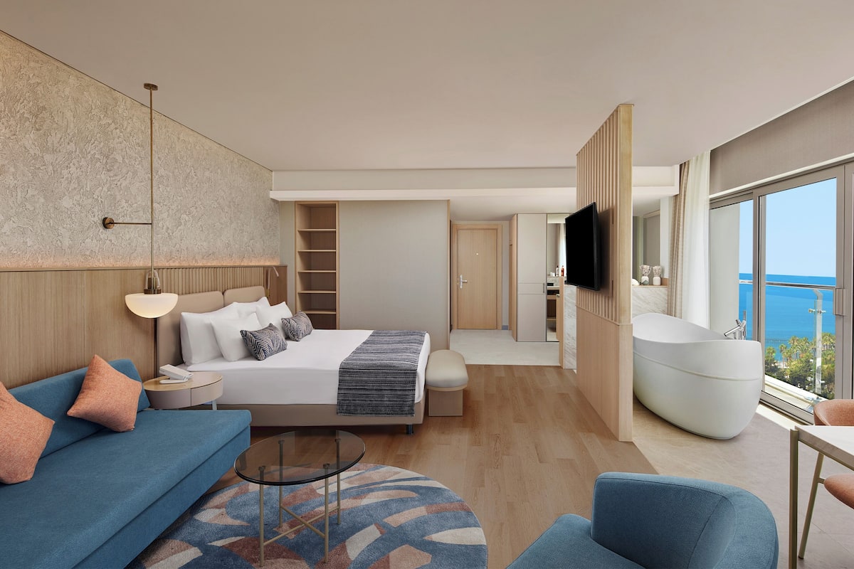 CORNER SUITE SEA VIEW | 2 slaapkamers, een minibar, een kluis op de kamer, een bureau
