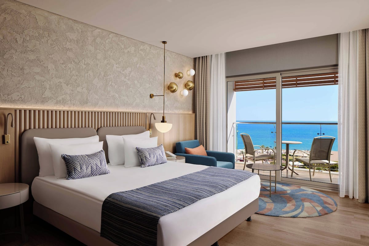 Deluxe Room, Jetted Tub, Sea View (Jetted Tub on Terrace, Mixed Section) | Minibar, in-room safe, desk, iron/ironing board