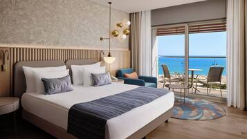 Deluxe Room, Jetted Tub, Sea View (Jetted Tub on Terrace, Mixed Section) | Minibar, in-room safe, desk, iron/ironing board