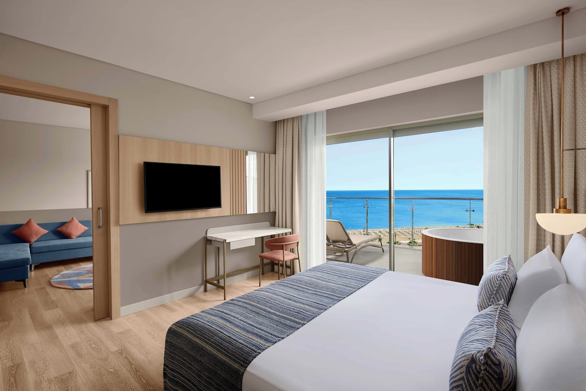 Penthouse, Jetted Tub (on Terrace, Mixed Section) | Minibar, in-room safe, desk, iron/ironing board