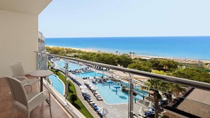 Un balcone con vista su una piscina e una spiaggia.