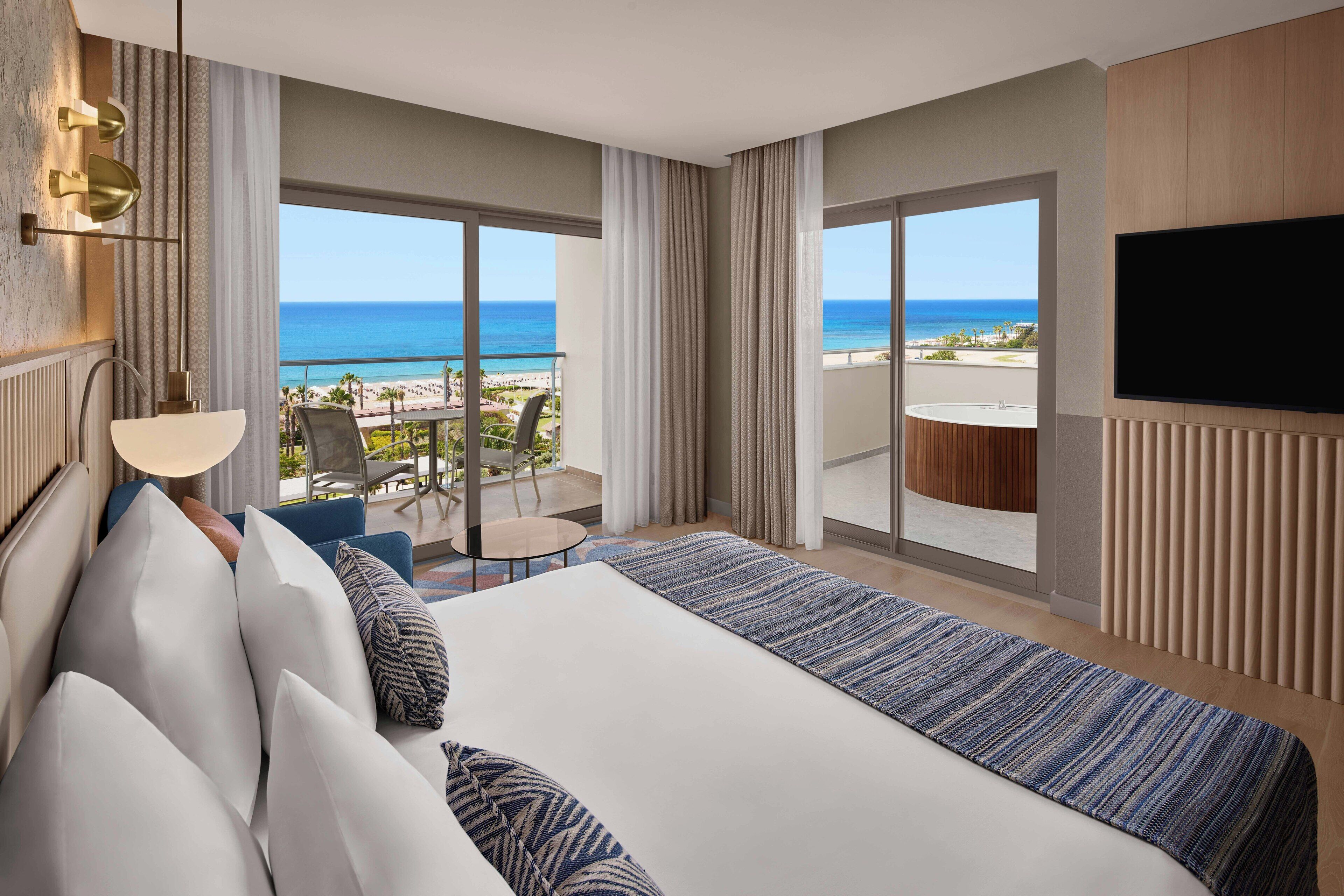 Deluxe-Zimmer, Whirlpool, Meerblick (Jetted Tub on Terrace, Mixed Section) | Minibar, Zimmersafe, Schreibtisch, Bügeleisen/Bügelbrett