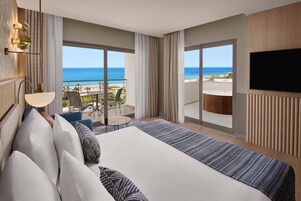 Deluxe Room, Jetted Tub, Sea View (Jetted Tub on Terrace, Mixed Section) | Minibar, in-room safe, desk, iron/ironing board