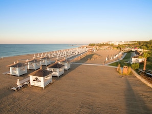 On the beach, sun-loungers, beach umbrellas, beach towels - Akra Sorgun Tui Blue Sensatori - All Inclusive  (Manavgat)