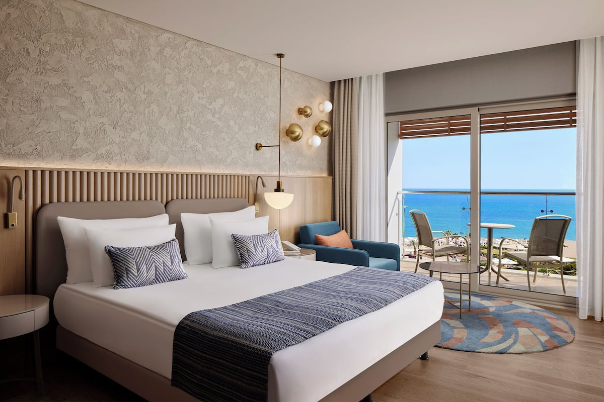 DELUXE SEA VIEW WITH JACUZZI ON TERRACE | 2 slaapkamers, een minibar, een kluis op de kamer, een bureau
