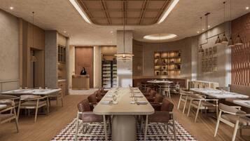 Un restaurante espacioso con una mesa central, diversas disposiciones de asientos y un suelo estampado.