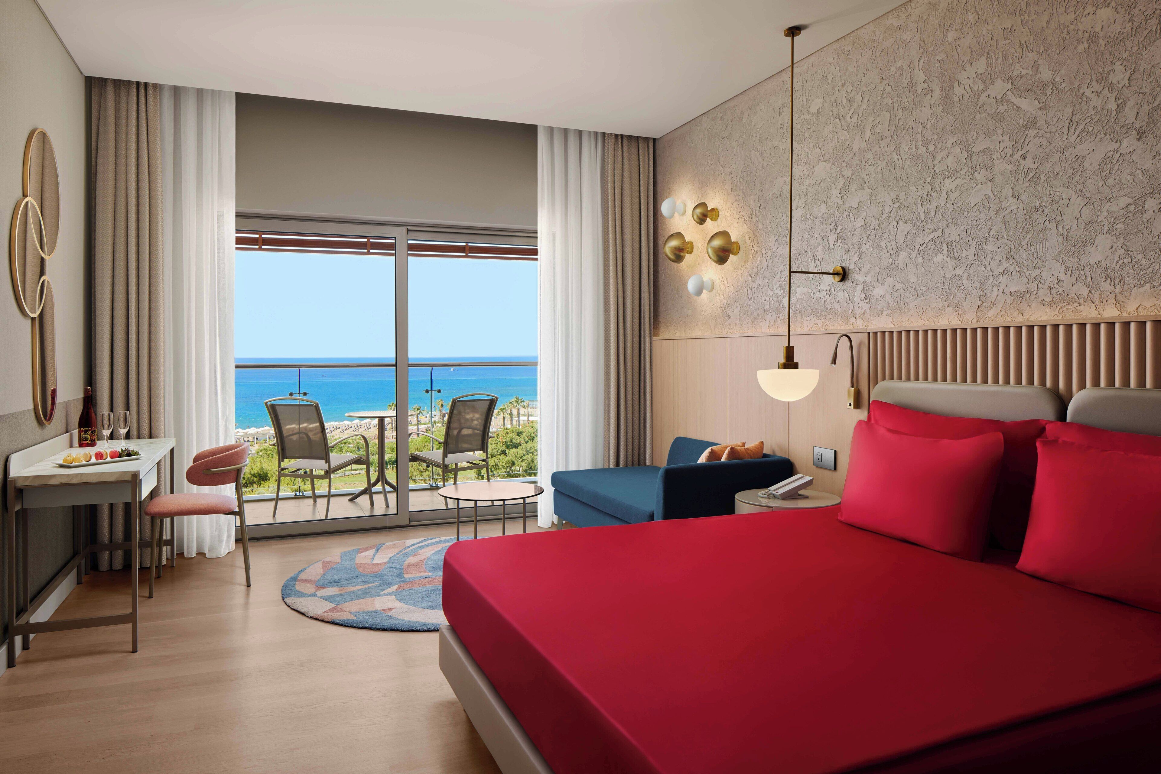 Honeymoon Room | Minibar, in-room safe, desk, iron/ironing board