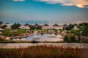 A resort with a central pond, lounge chairs, and umbrellas. - Akra Sorgun Tui Blue Sensatori - All Inclusive  (Manavgat)