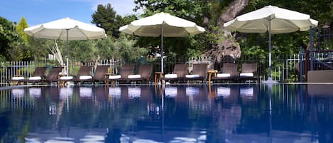 Utomhuspool, parasoller och solstolar