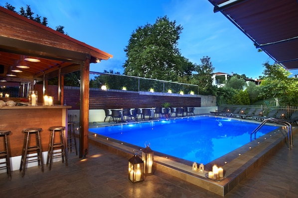 Piscina a l'aire lliure, para-sols i gandules