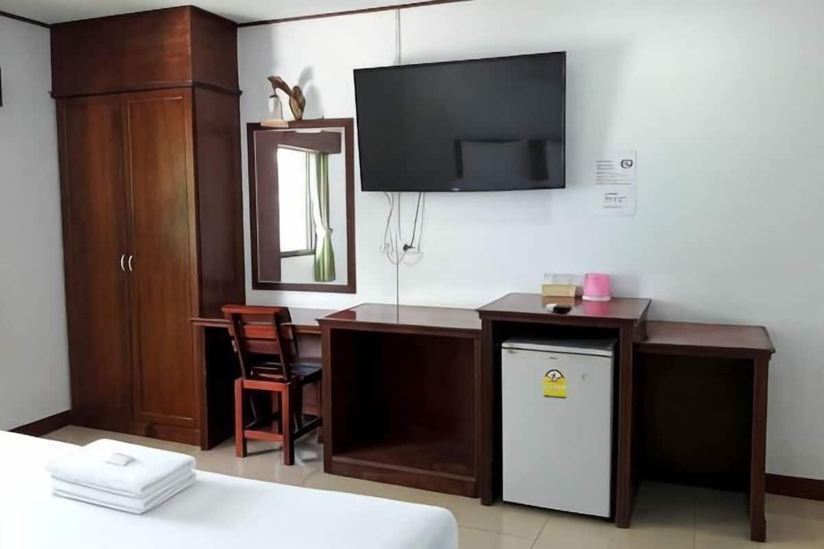 Blackout drapes, WiFi (free), bed sheets