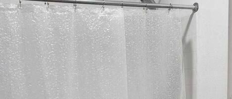 Combined shower/tub, towels