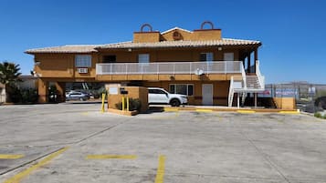 Vista frontal de la propiedad