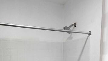 Combined shower/tub, towels