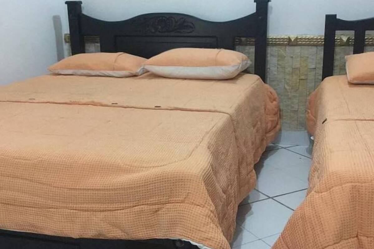 Tabla de planchar con plancha, camas supletorias, wifi gratis