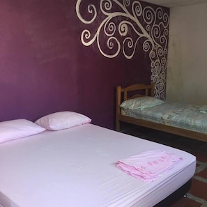 Habitación cuádruple, baño privado | Tabla de planchar con plancha, camas supletorias, wifi gratis