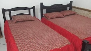 Habitación con 2 camas individuales, baño compartido | Tabla de planchar con plancha, camas supletorias, wifi gratis