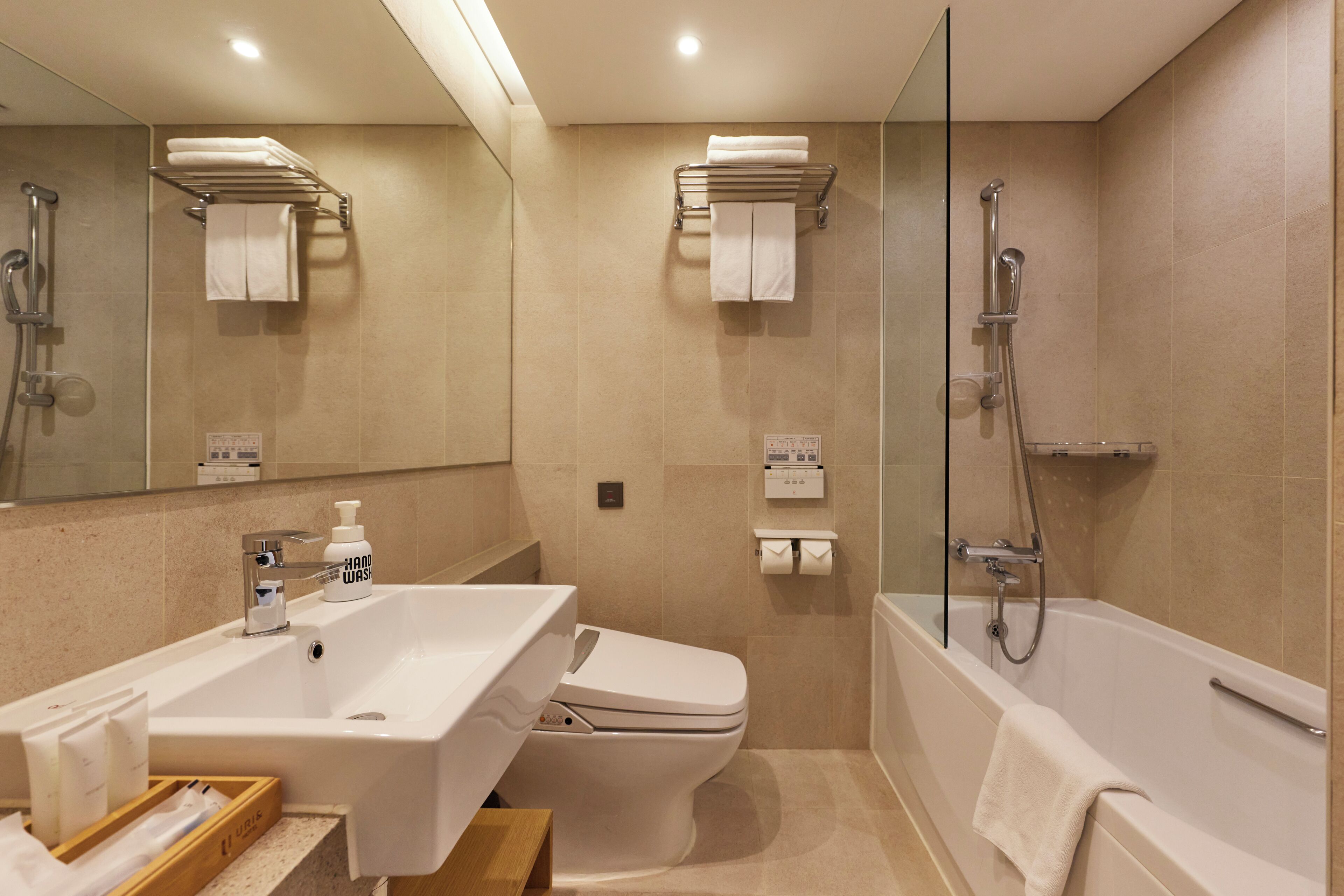 Un baño moderno con lavamanos, inodoro y bañera.