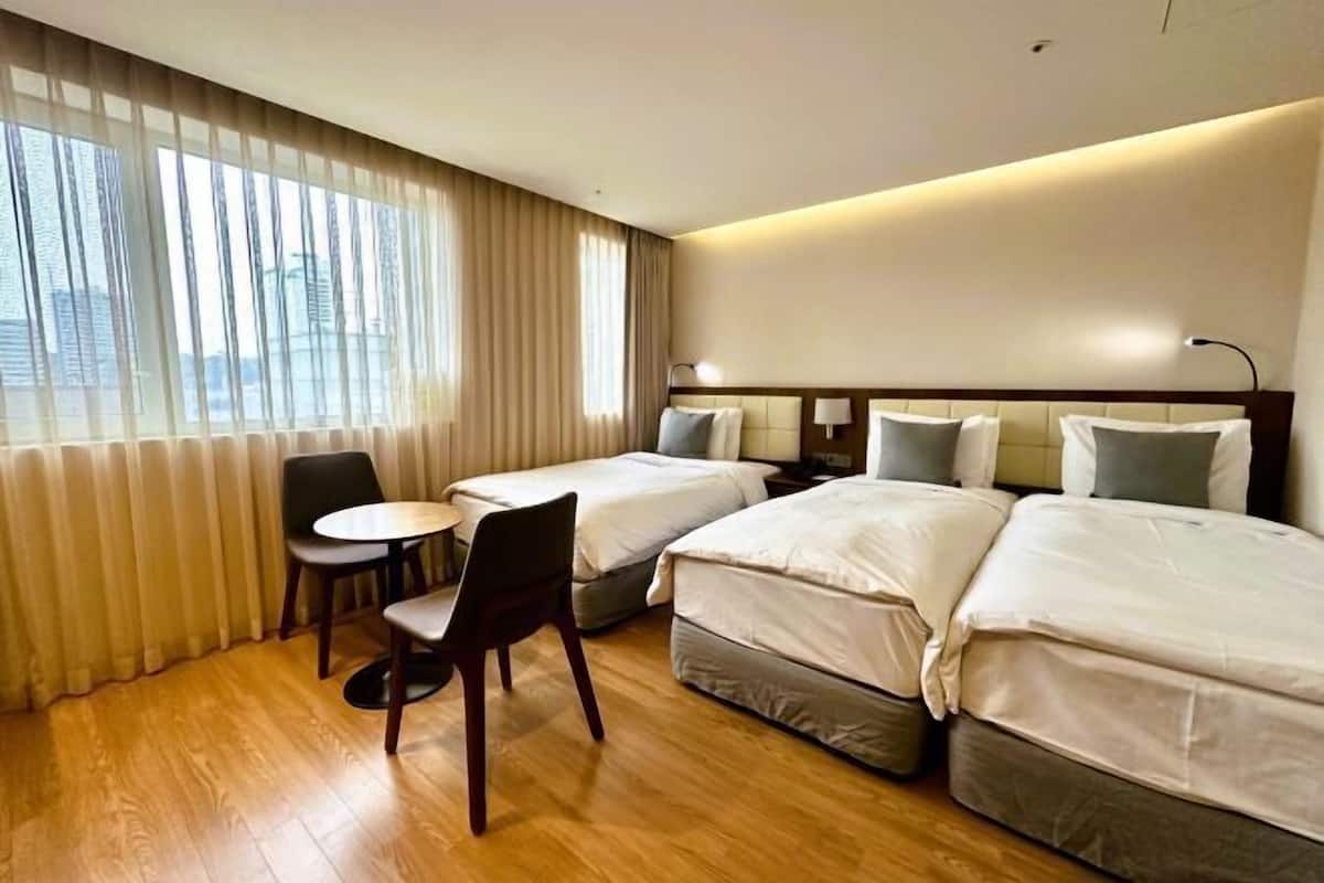 1 bedroom, premium bedding, in-room safe, desk