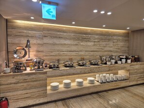 Petit déjeuner buffet servi en semaine (29000 KRW par personne)