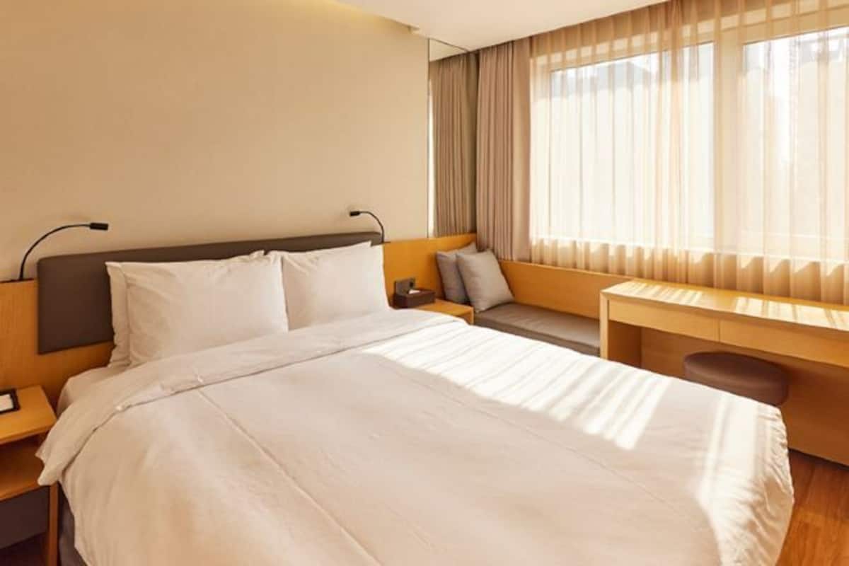 1 bedroom, premium bedding, in-room safe, desk