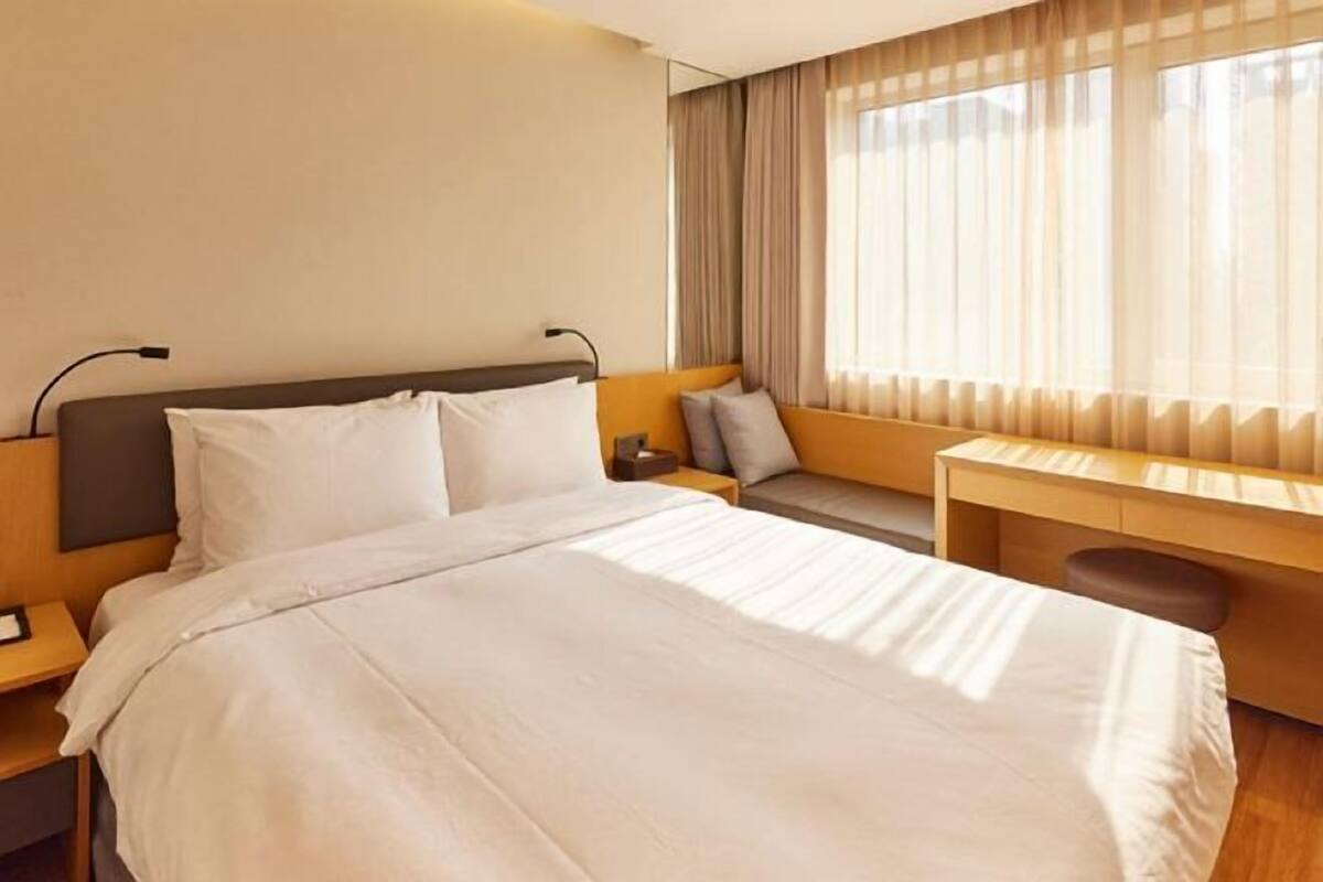 1 bedroom, premium bedding, in-room safe, desk