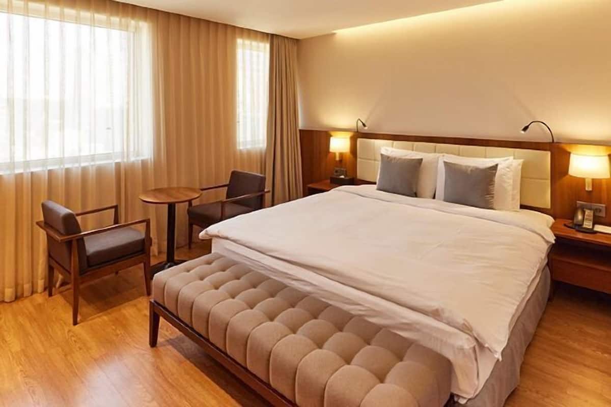 Ropa de cama de alta calidad y caja de seguridad en la habitación 