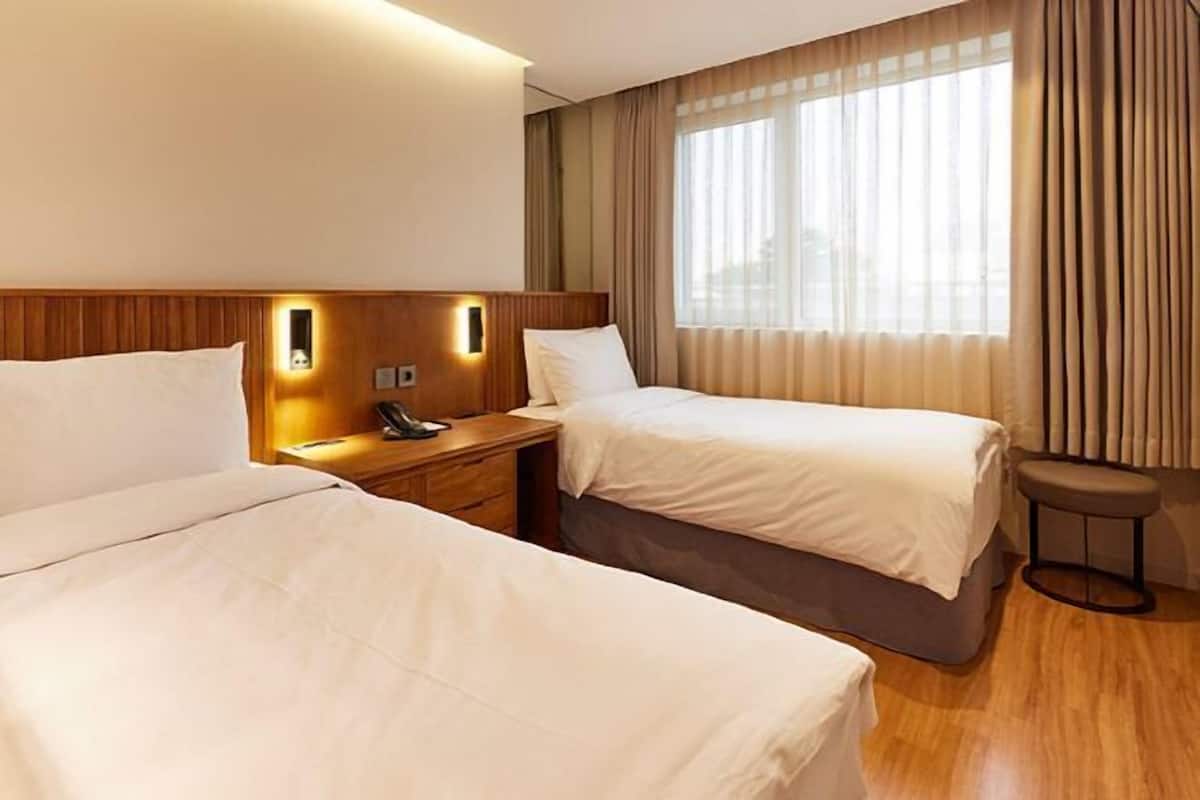 Ropa de cama de alta calidad y caja de seguridad en la habitación 