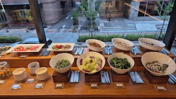 Buffet breakfast on weekdays (KRW 29000 per person)