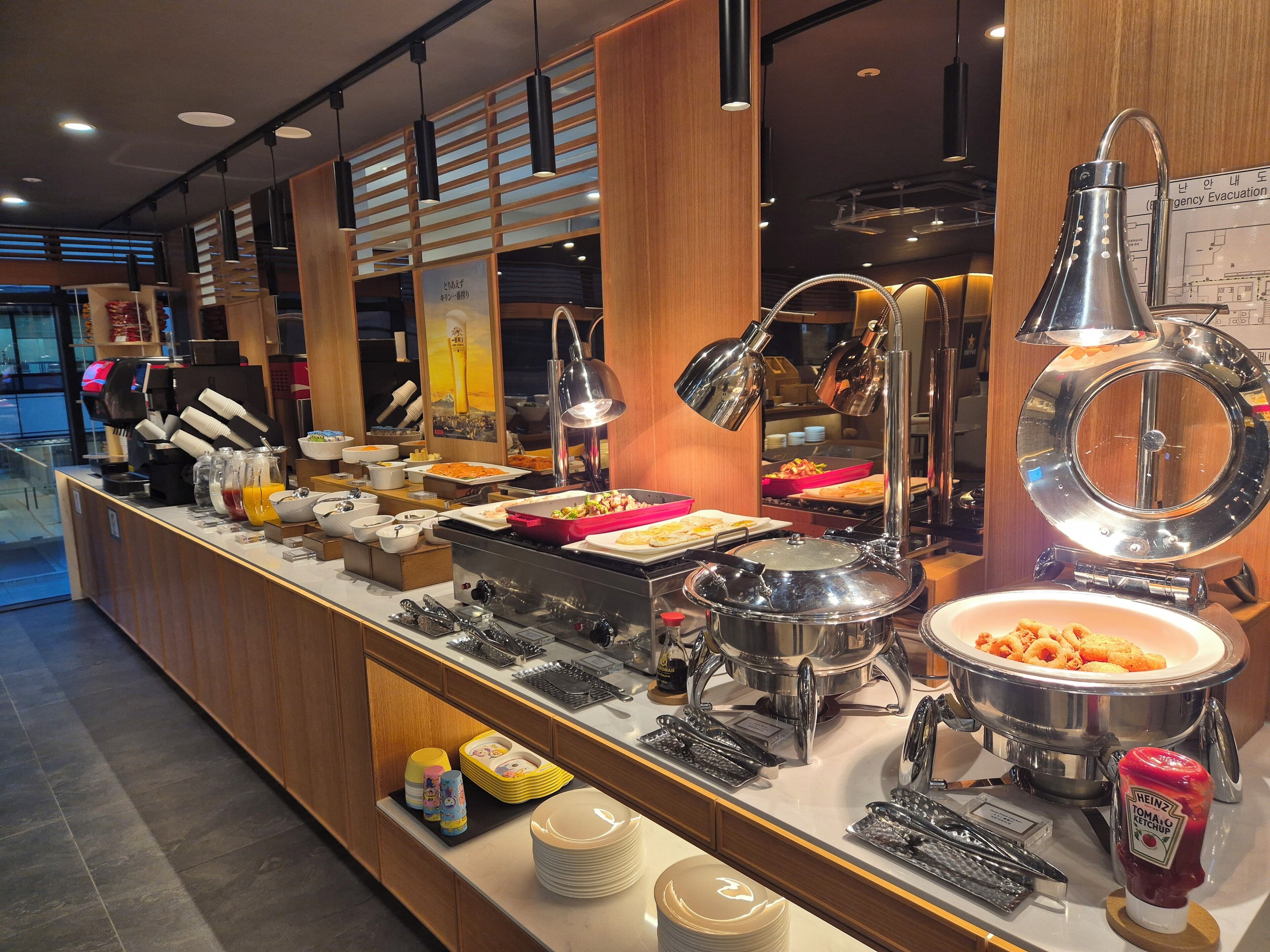 Buffet breakfast for a fee on weekdays
