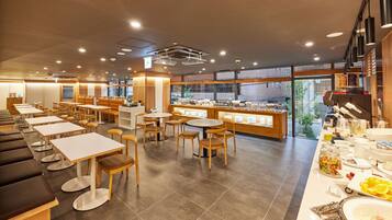 Buffet breakfast on weekdays (KRW 29000 per person)