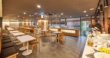 Buffet breakfast for a fee on weekdays