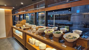 Buffet breakfast for a fee on weekdays